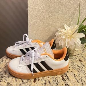 ADIDAS
GRAND COURT ALPHA SNEAKER